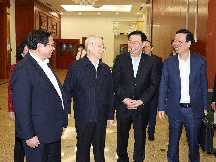 Party General Secretary Nguyen Phu Trong, President Vo Van Thuong, Prime Minister Pham Minh Chinh, National Assembly Chairman Vuong Dinh Hue at the sideline of meeting. Photo: Tri Dung Party leader chairs meeting of personnel sub-committee of 14th National Congress -0