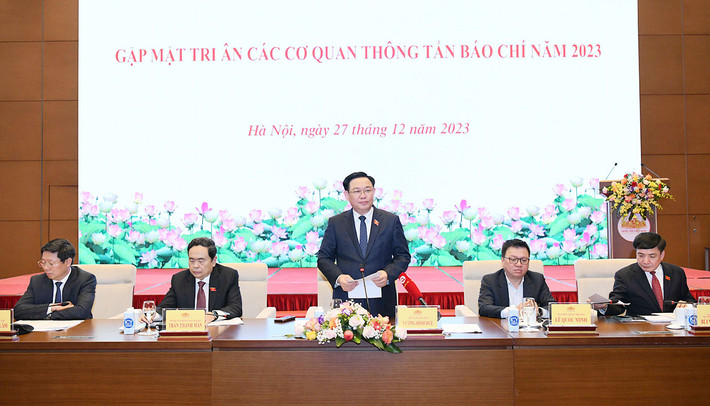 NA Chairman Vuong Dinh Hue speaks at the meeting. Photo: Lam Hien Top legislator lauds contributions by press agencies to NA's achievements -0
