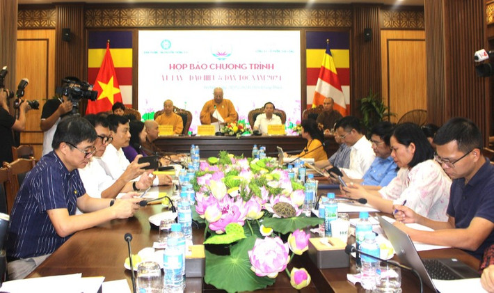 A press conference is held on May 21 to announce activities to mark Vu Lan festival. (Photo: hanoimoi.vn) Art programme, charity activities to be held to mark Vu Lan festival -0
