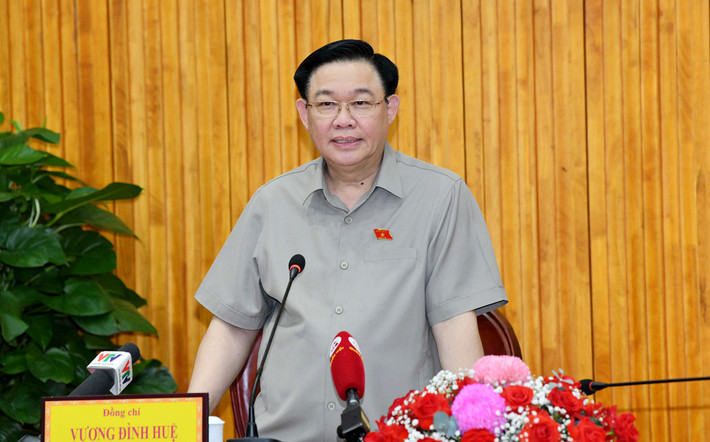 NA Chairman Vuong Dinh Hue speaks at the working session with the Standing Board of the Party Committee of Tay Ninh Province. Photo: Lam Hien Top legislator pays working visit to Tay Ninh province -0