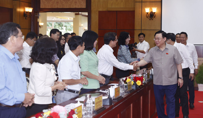 NA Chairman Vuong Dinh Hue at the working session with the Standing Board of the Party Committee of Tay Ninh Province. Photo: Lam Hien Top legislator pays working visit to Tay Ninh province -0