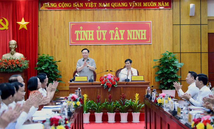 NA Chairman Vuong Dinh Hue at the working session with the Standing Board of the Party Committee of Tay Ninh Province. Photo: Lam Hien Top legislator pays working visit to Tay Ninh province -0