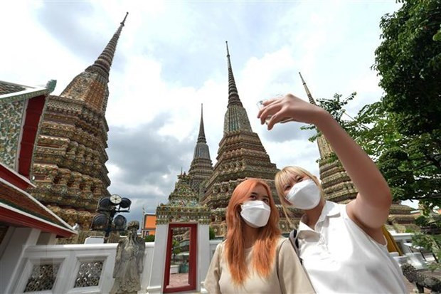 Tourists in Thailand (Photo: Xinhua/VNA) UTCC revises down Thailand’s 2023 economic growth forecast -0