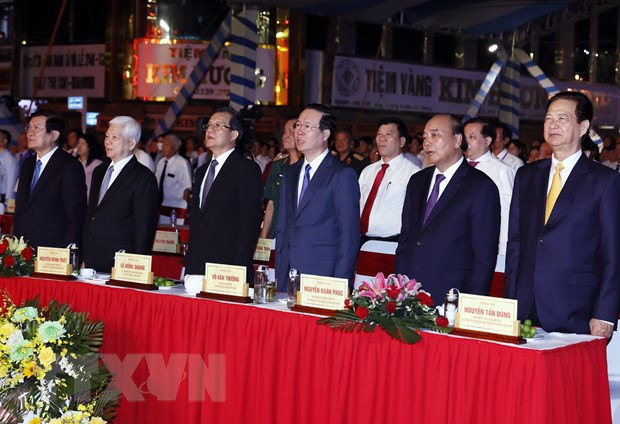 State President Vo Van Thuong and incumbent and former Party and State leaders paid tribute to President Ton Duc Thang. Photo: VNA State leader commemorates late President Ton Duc Thang -0