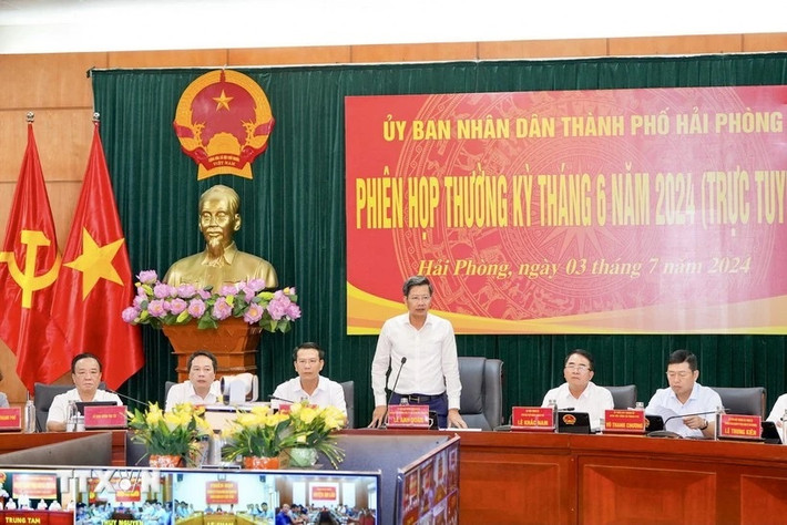 Permanent Vice Chairman of the municipal People's Committee Le Anh Quan speaks at the meeting (Photo: VNA) Hai Phong ranks first among centrally-run cities in economic growth -0