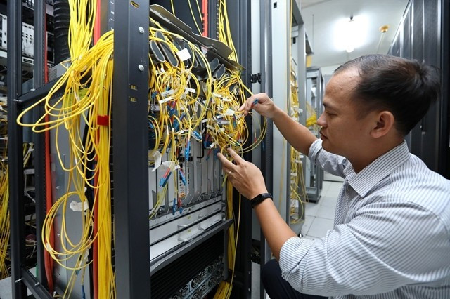 A worker checks the transmission system at the Tay Ninh provincial Telecommunications Centre. (Photo: VNA) Vietnam to have 10 new undersea fibre optic cable lines -0
