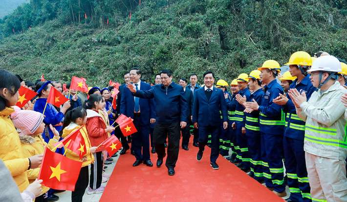 PM Pham Minh Chinh visited Tra Linh border gate PM urges consideration of building border economic zone in Cao Bang -0