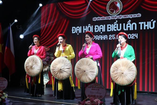 A love duet singing performance at the fourth congress of the Vietnamese Cultural and Art Association in the Czech Republic (Photo VNA) Vietnam cultural, art association in Czech Republic holds 4th congress -0