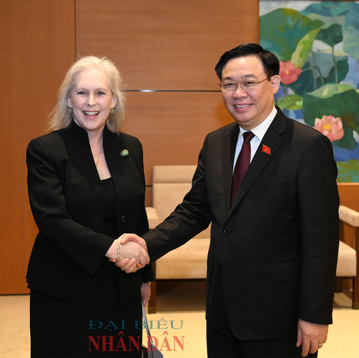 NA Chairman Vuong Dinh Hue receives US Senator Kirsten Gillibrand. Photo: Lam Hien Top legislator receives US Senator Kirsten Gillibrand -0