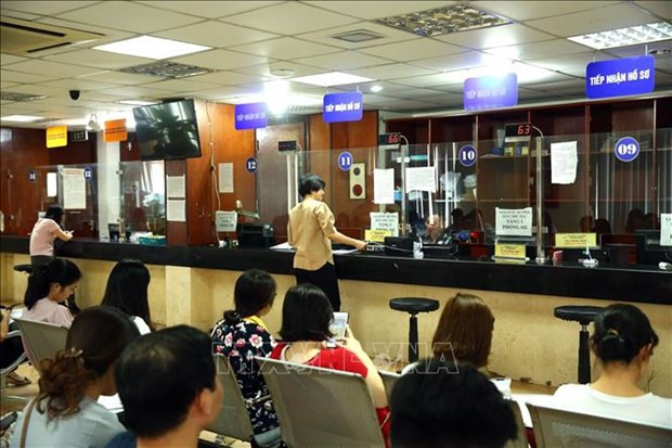 At the Business Registration Management Agency's space serving business establishment procedures. (File photo VNA) Vietnam to log 230,500 more businesses this year -0