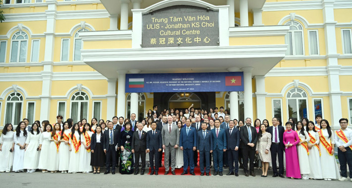 Speaker of the Bulgarian NA Rosen Dimitrov Jeliazkov with students of the Vietnam National University, Hanoi. Photo: Quang Khanh Bulgarian NA Speaker calls on young Vietnamese to seize chances to develop bilateral ties -0