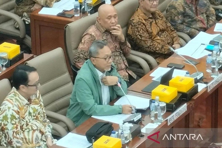 Indonesia's Trade Minister Zulkifli Hasan (in green jacket) during a meeting with Commission VI of the House of Representatives in Jakarta on September 4 (Photo: Antara) indonesia-5655.jpg
